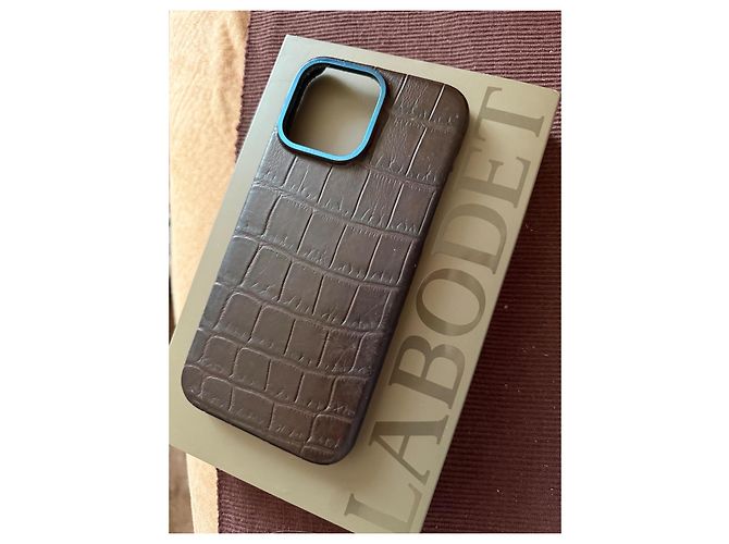 Autre Marque Luxurious Labodét Case in Genuine Alligator - iPhone 15 Pro Max - Brown - view 2