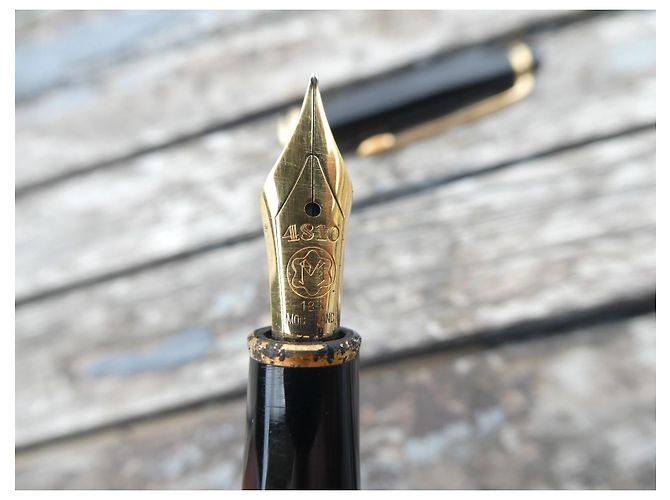 stylo plume montblanc classique meisterstuck 144 plume or Noir - vue 4