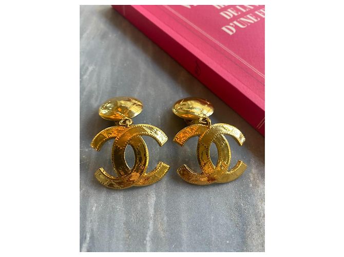 Chanel CC Logo Loop Ohrringe aus vergoldetem Messing - Vintage 1994 - Clip-On Schmuck mit Box Golden - Ansicht 3
