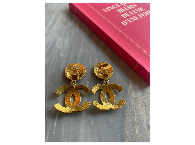 Chanel CC Logo Loop Ohrringe aus vergoldetem Messing - Vintage 1994 - Clip-On Schmuck mit Box Golden - Ansicht 4