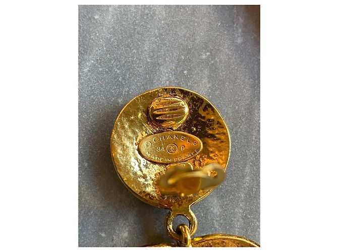 Chanel CC Logo Loop Ohrringe aus vergoldetem Messing - Vintage 1994 - Clip-On Schmuck mit Box Golden - Ansicht 5
