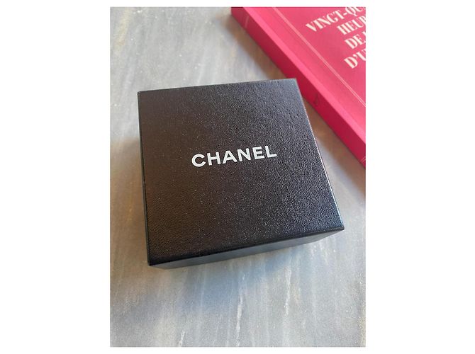 Chanel CC Logo Loop Ohrringe aus vergoldetem Messing - Vintage 1994 - Clip-On Schmuck mit Box Golden - Ansicht 6
