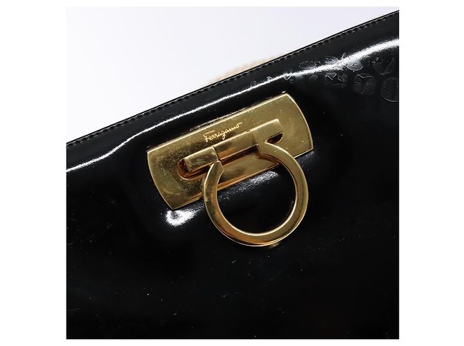 Borsa a Spalla Gancini con Catena Salvatore Ferragamo Smalto Nero Oro Auth 139352 - vista 14