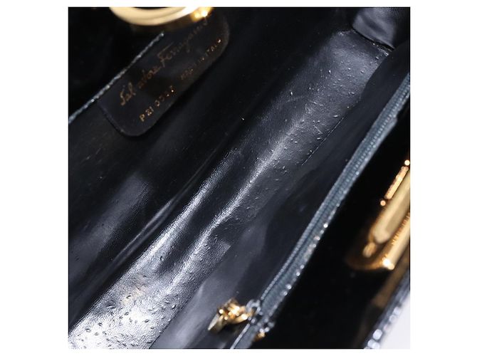 Borsa a Spalla Gancini con Catena Salvatore Ferragamo Smalto Nero Oro Auth 139352 - vista 17