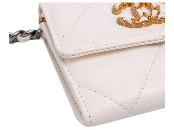 Tarjetero Chanel 19 de piel de cordero acolchado blanco con cadena Crudo - vista 8