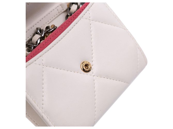 Tarjetero Chanel 19 de piel de cordero acolchado blanco con cadena Crudo - vista 9