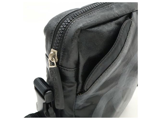 Chanel Schultertasche aus beschichtetem Canvas Schwarz - Ansicht 4