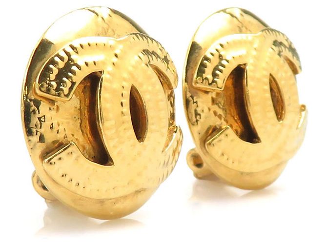 Orecchini a clip in metallo dorato Chanel Coco Mark D'oro - vista 2