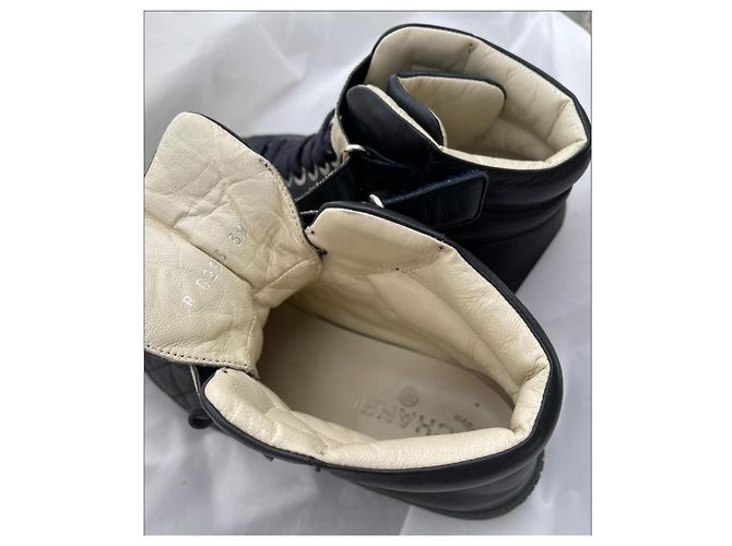 Chanel Hochschnitt-Sneaker mit CC-Logo Schwarz Blau Marineblau Dunkelblau - Ansicht 12