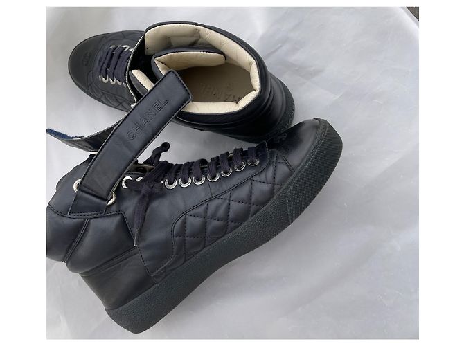 Chanel Hochschnitt-Sneaker mit CC-Logo Schwarz Blau Marineblau Dunkelblau - Ansicht 13