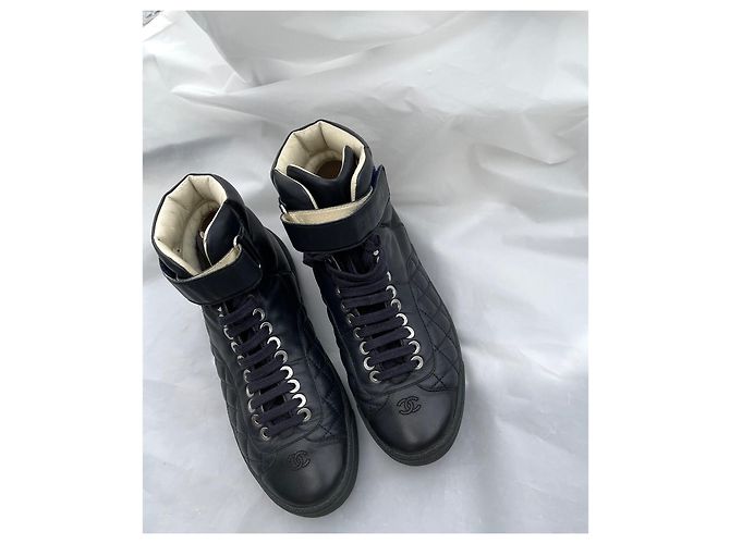 Chanel Hochschnitt-Sneaker mit CC-Logo Schwarz Blau Marineblau Dunkelblau - Ansicht 2