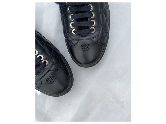 Chanel Hochschnitt-Sneaker mit CC-Logo Schwarz Blau Marineblau Dunkelblau - Ansicht 3