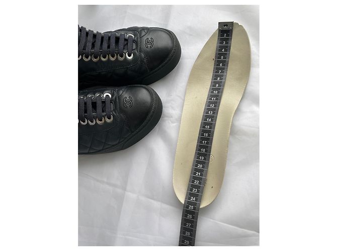 Chanel Hochschnitt-Sneaker mit CC-Logo Schwarz Blau Marineblau Dunkelblau - Ansicht 7
