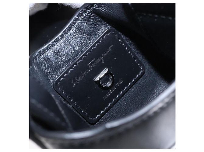 Borsa a mano Gancini in pelle nera e argento di Salvatore Ferragamo Auth 137178 Nero - vista 19