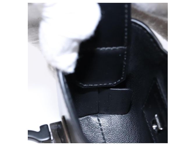 Borsa a mano Gancini in pelle nera e argento di Salvatore Ferragamo Auth 137178 Nero - vista 21