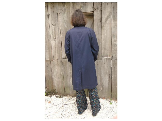 Impermeable Burberry Azul Marino Corte Raglán - vista 2