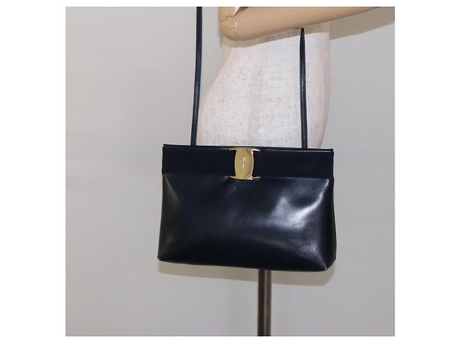 Borsa a Spalla Vala in Pelle Nera e Oro Auth 138416 di Salvatore Ferragamo Nero D'oro - vista 20