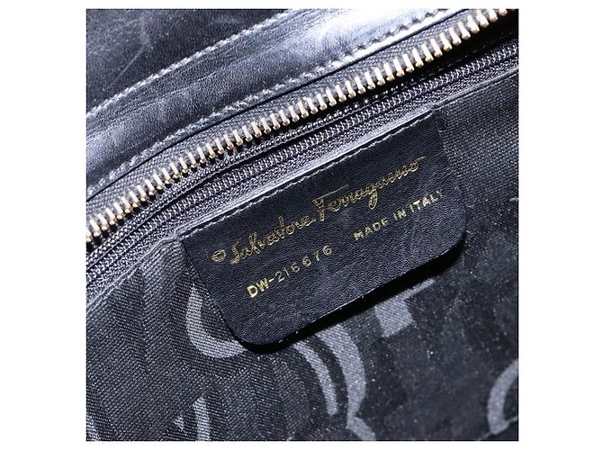 Borsa a Spalla Vala in Pelle Nera e Oro Salvatore Ferragamo Auth bs28484 Nero D'oro - vista 12