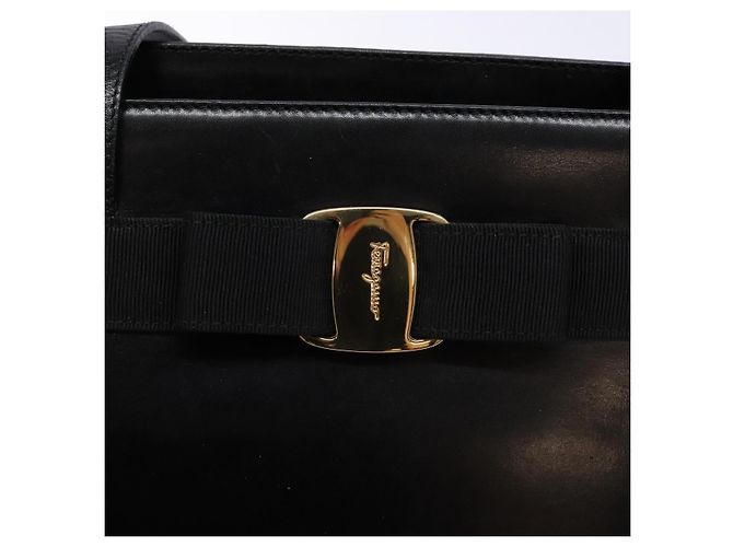 Borsa a Spalla Vala in Pelle Nera e Oro Salvatore Ferragamo Auth bs28484 Nero D'oro - vista 17