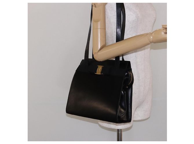 Borsa a Spalla Vala in Pelle Nera e Oro Salvatore Ferragamo Auth bs28484 Nero D'oro - vista 21