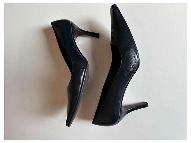 Scarpins Stuart Weitzman em couro azul marinho - vista 2