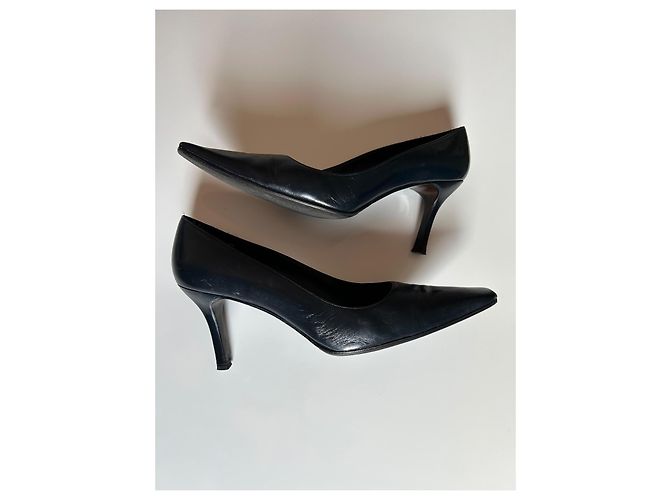 Scarpins Stuart Weitzman em couro azul marinho - vista 3