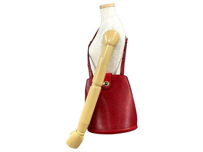 Borsa a spalla Cluny in pelle Epi Louis Vuitton Rosso - vista 2