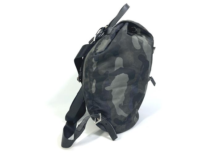 Mochila Saffiano camuflada con logo triangular de Prada - vista 3
