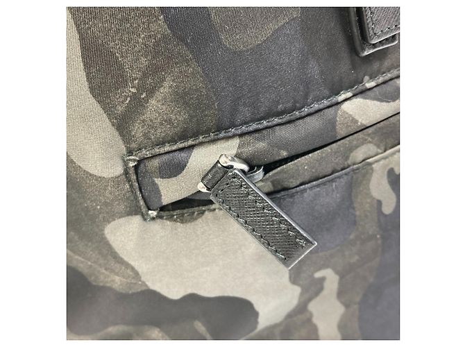 Mochila Saffiano camuflada con logo triangular de Prada - vista 6