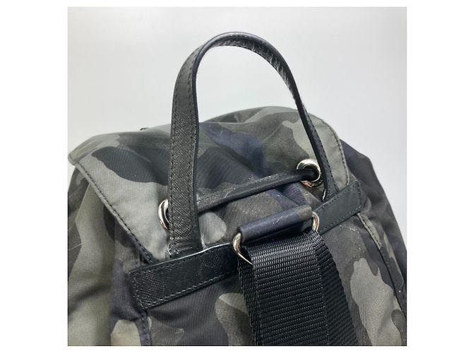 Mochila Saffiano camuflada con logo triangular de Prada - vista 7