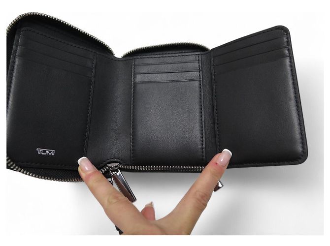 NUOVO LOTTO ASTUCCIO PER OCCHIALI TUMI BELDEN + PORTAFOGLIO A TRE PANNELLI IN PELLE NERA - vista 19