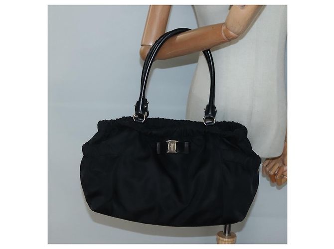 Borsa a mano Vala in nylon nero e argento di Salvatore Ferragamo Auth 139278 - vista 24