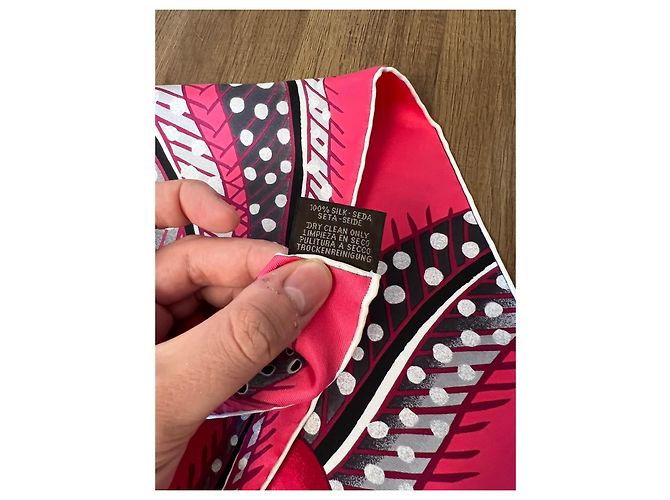 Hermès Carré 90 in seta “Baobab Cat” di Ardmore Artists Rosa Fuschia - vista 10