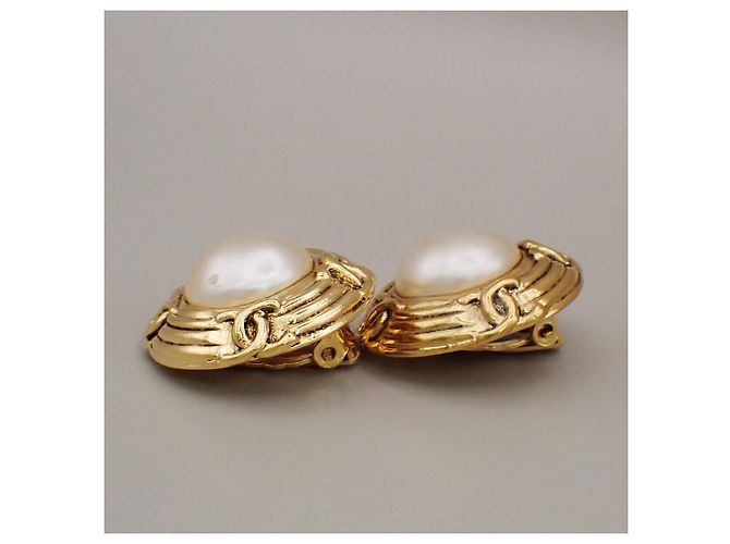Chanel Vintage Round Clip-On Metal with Faux Pearl D'oro - vista 3