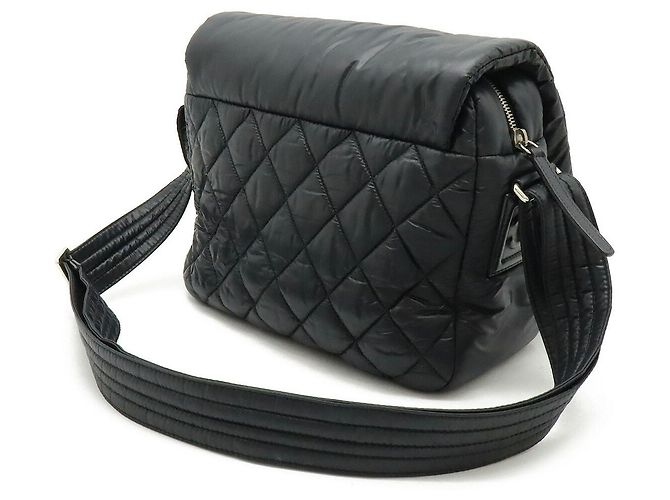 Bolsa de Ombro em Nylon Matelassé Coco Cocoon da Chanel Preto - vista 2