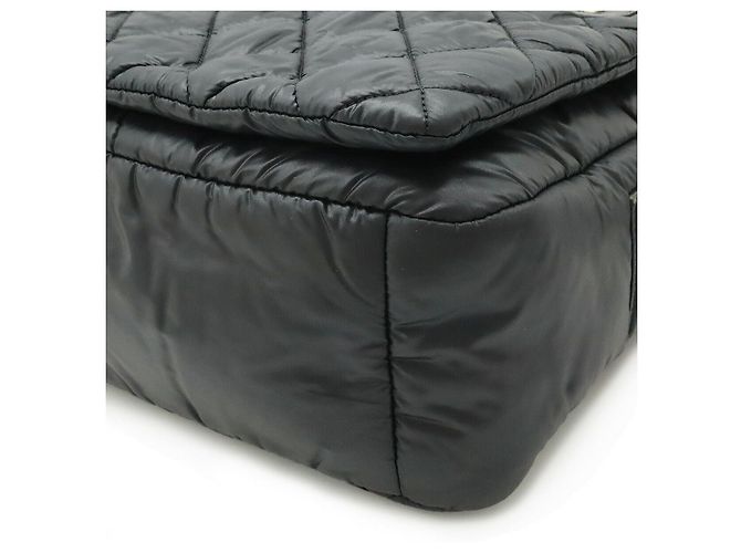 Bolsa de Ombro em Nylon Matelassé Coco Cocoon da Chanel Preto - vista 3