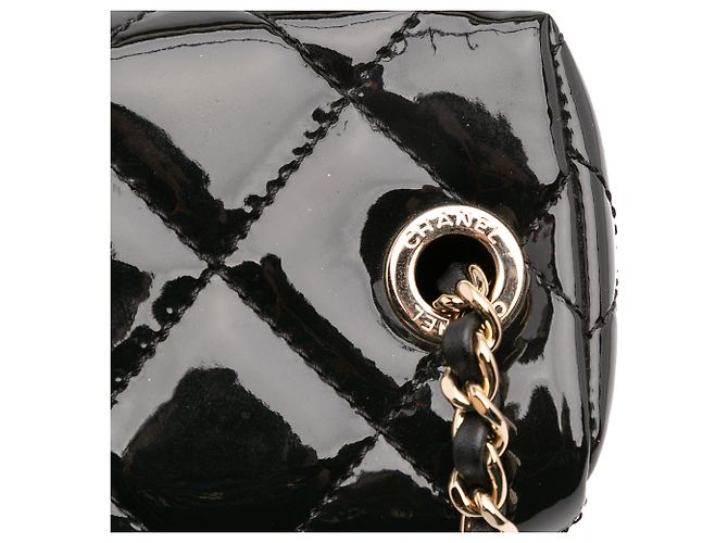 Vanity Estuche de tocador de cuero negro acolchado con logo de Chanel y cadena - vista 11