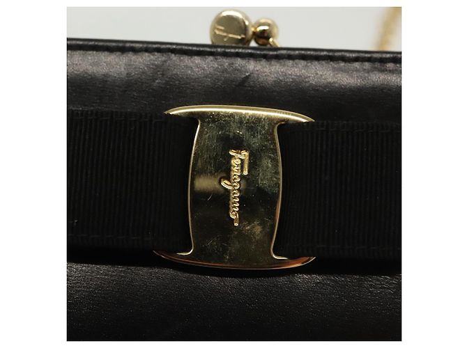 Borsa a Spalla Chain Vala in Pelle Nera e Oro Auth 139529 di Salvatore Ferragamo Nero D'oro - vista 14