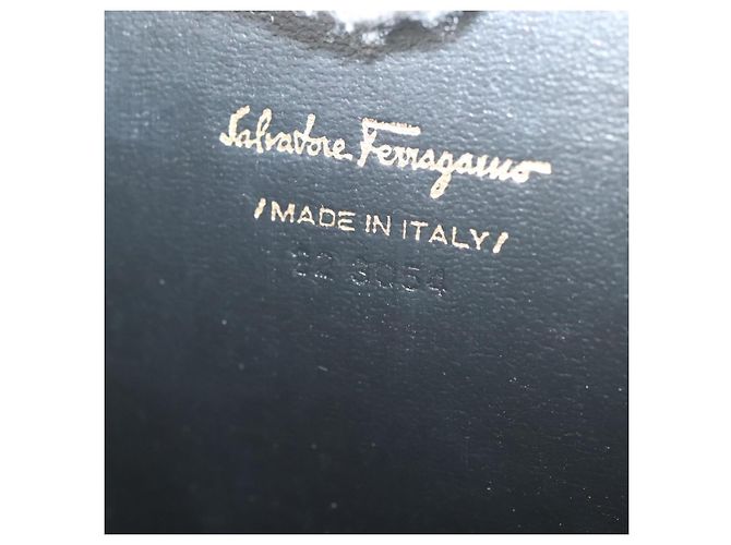 Borsa a Spalla Chain Vala in Pelle Nera e Oro Auth 139529 di Salvatore Ferragamo Nero D'oro - vista 19
