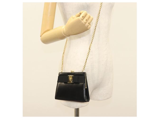 Borsa a Spalla Chain Vala in Pelle Nera e Oro Auth 139529 di Salvatore Ferragamo Nero D'oro - vista 20