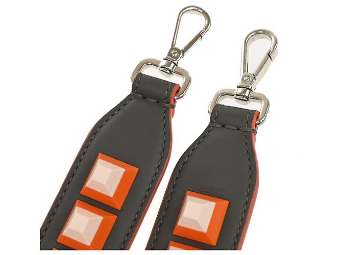 Fendi Mini Strap You Alça Curta de Ombro em Couro Studded - vista 3