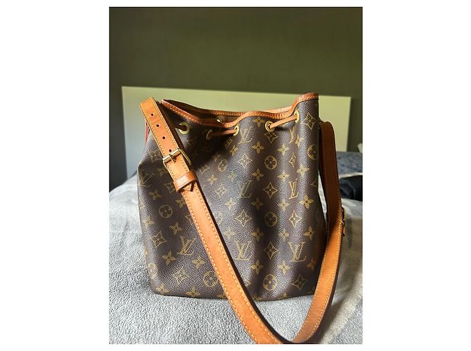 Borsa a mano Louis Vuitton Noe Monogram in pelle marrone scuro - vista 2