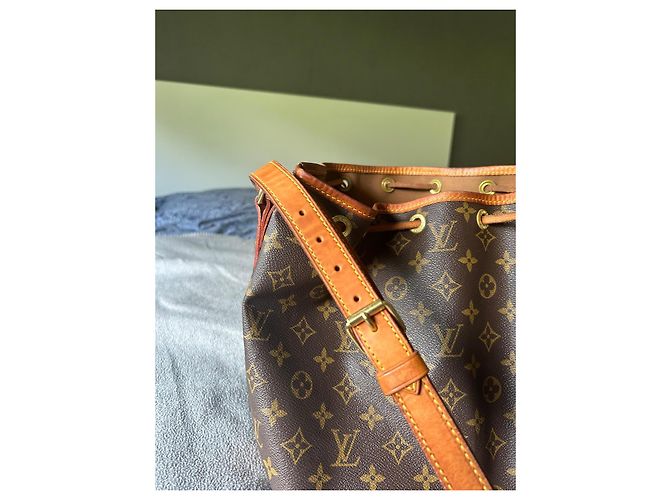 Borsa a mano Louis Vuitton Noe Monogram in pelle marrone scuro - vista 3