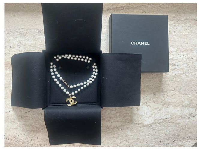 Sautoir Chanel en perles blanches et vertes avec pendentif CC Doré - vue 11