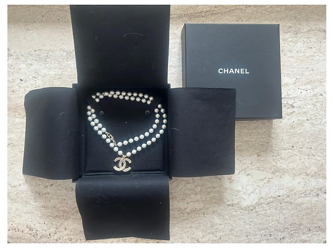 Sautoir Chanel en perles blanches et vertes avec pendentif CC Doré - vue 12