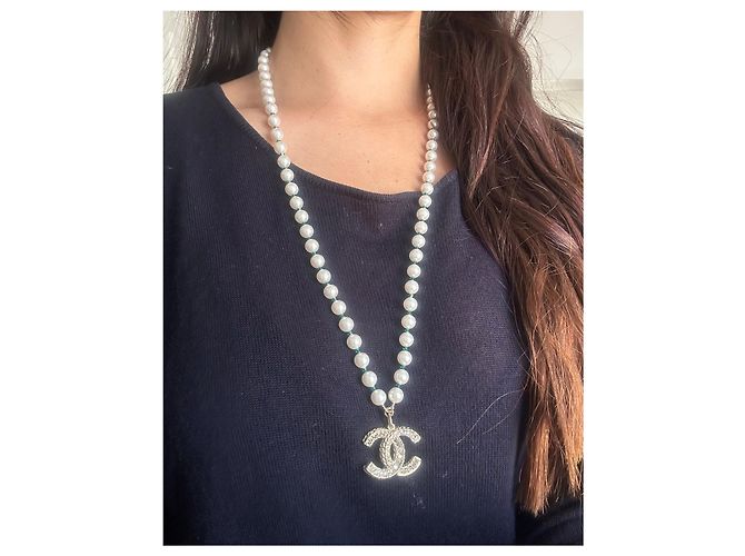 Sautoir Chanel en perles blanches et vertes avec pendentif CC Doré - vue 13