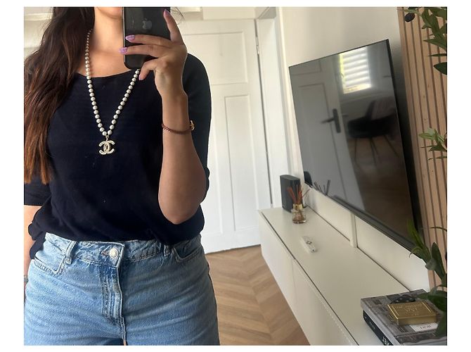 Sautoir Chanel en perles blanches et vertes avec pendentif CC Doré - vue 14