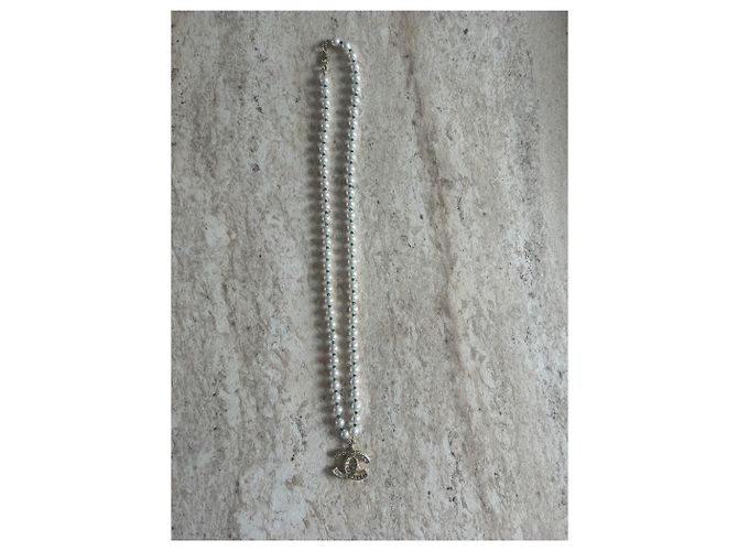 Sautoir Chanel en perles blanches et vertes avec pendentif CC Doré - vue 2