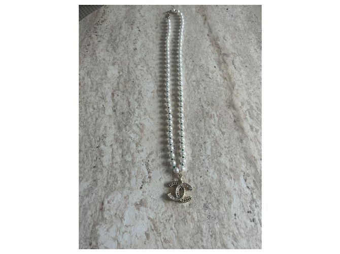 Sautoir Chanel en perles blanches et vertes avec pendentif CC Doré - vue 3