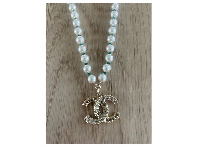 Sautoir Chanel en perles blanches et vertes avec pendentif CC Doré - vue 4